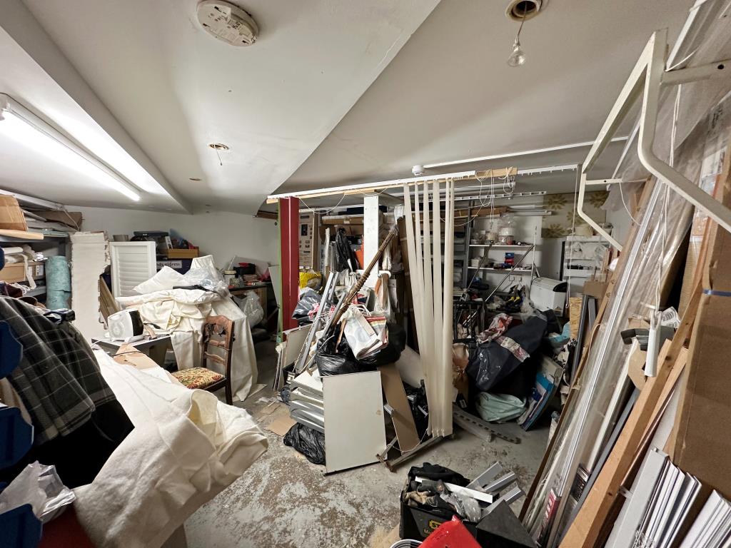 Lot: 26 - COMMERCIAL UNIT FOR INVESTMENT - Store room located in the basement of commercial unit